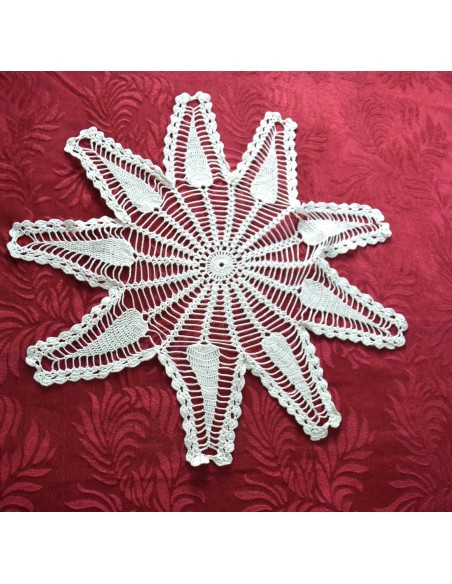 CENTRO  REALIZZATO A MANO AD UNCINETTO diam. 40 cm