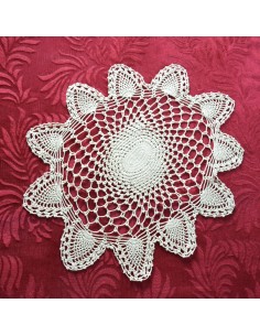 CENTRO  REALIZZATO A MANO AD UNCINETTO CREMA diam. 56 cm