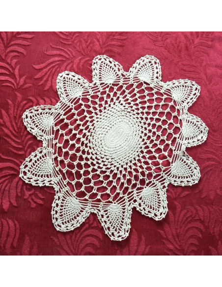 CENTRO  REALIZZATO A MANO AD UNCINETTO CREMA diam. 56 cm