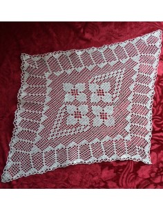 CENTRO REALIZZATO A MANO AD UNCINETTO 85x67 cm