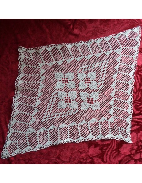 CENTRO REALIZZATO A MANO AD UNCINETTO 85x67 cm