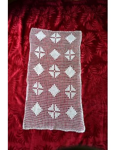 CENTRO REALIZZATO A MANO AD UNCINETTO 66x35 cm