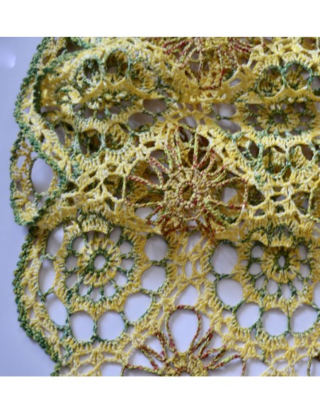 CENTRO  REALIZZATO A MANO AD UNCINETTO 94x40 cm