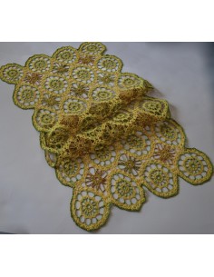 CENTRO  REALIZZATO A MANO AD UNCINETTO 94x40 cm